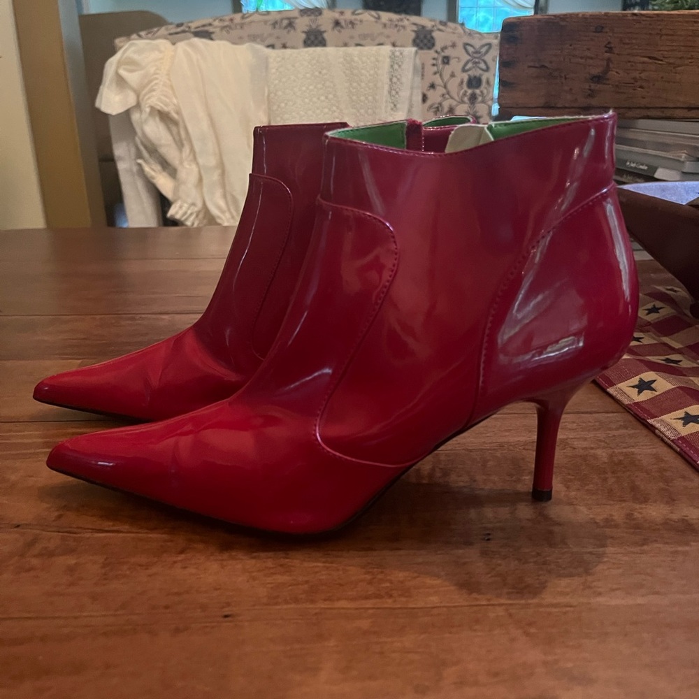 Vintage red Steve Madden boots/heels size 8